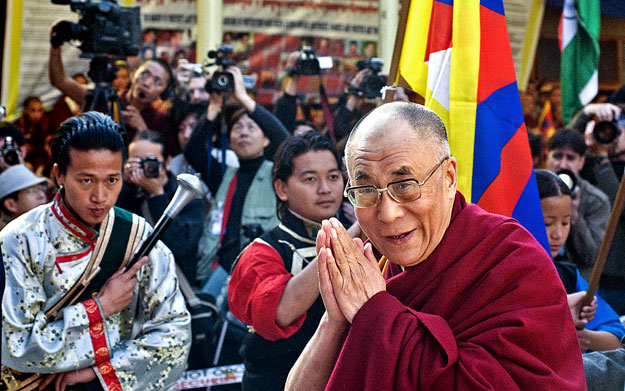 A dalai láma, a tibeti buddhisták legfőbb, emigrációban élő vallási vezetője megérkezik a kínai uralom elleni tibeti felkelés 50. évfordulója alkalmából tartott ünnepségre az indiai Dharmszalában 2009. március 10-én