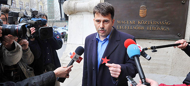 Vajnai Attila, a Magyarországi Munkáspárt 2006 elnökhelyettese sajtótájékoztatót tart egy ötágú vörös csillaggal a kezében a Legfelsõbb Bíróság elõtt, ahol az önkényuralmi jelkép használatának vétsége miatt indult eljárásban a jogerõs ítéletet megvál