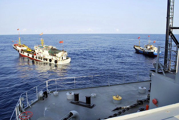 Két kínai hajó az USNS Impeccable (T-AGOS-23) óceánkutató körül
