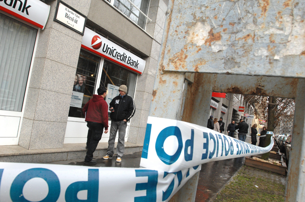 Budapest, 2009. március 11.
Rendõrségi kordon az UniCredit Bank bécsi úti bankfiókja elõtt, amelyet elõzõleg a délelõtti órákban kiraboltak.
MTI Fotó: Kollányi Péter