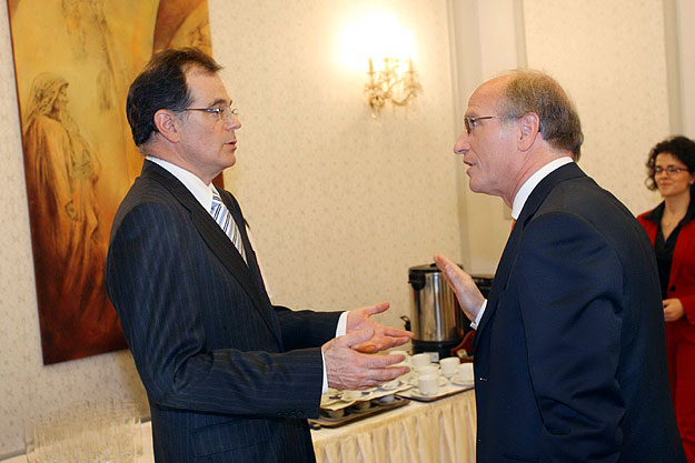 Simor András és Surányi György a tanácskozás szünetében
