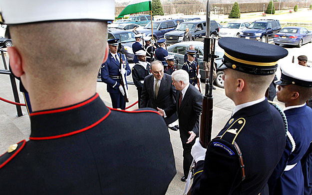 Robert Szekeres Imre és Robert Gates a Pentagon lépcsőjén