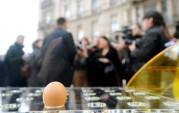 A tojás- és üzenettartó a Vigadó téren