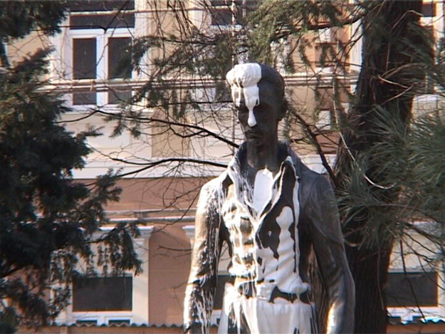 Petőfi Sándor festékkel leöntött szobra, Ungvár központjában, a róla elnevezett téren, néhány méterre attól a helytől, ahol az a fogadó állt, amelyben 1847 júliusában megszállt. Ferenci Béni alkotásának ismeretlen tettesek által történt meggyalázása 