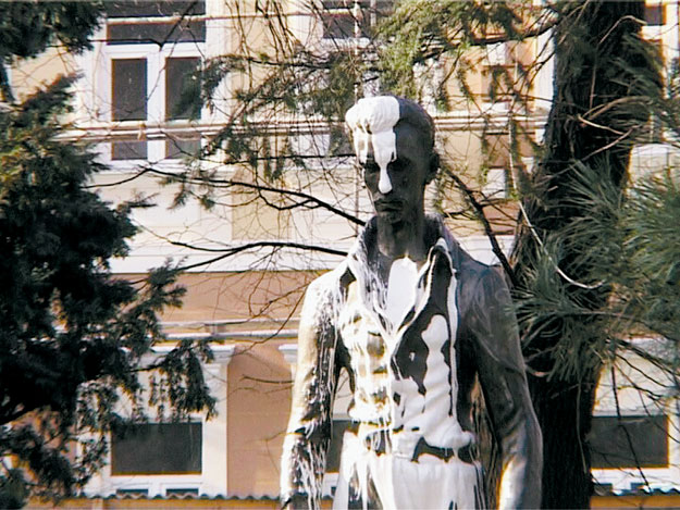 Ungváron ismeretlenek festékkel öntötték le Ferenczy Béni Petőfi- szobrát, s ez egy hét alatt már a harmadik incidens volt magyar történelmi emlékhelyek ellen