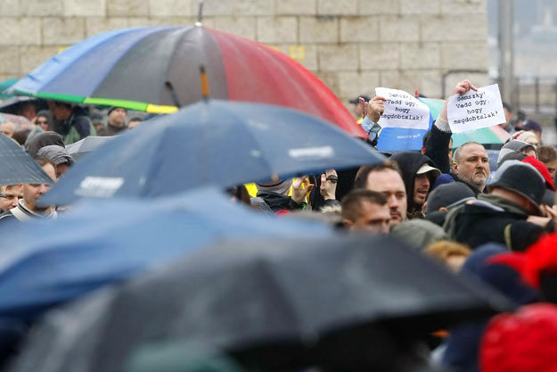 A főváros rendezvénye a Petőfi-szobornál - ernyő volt, de a tojáseső elmaradt