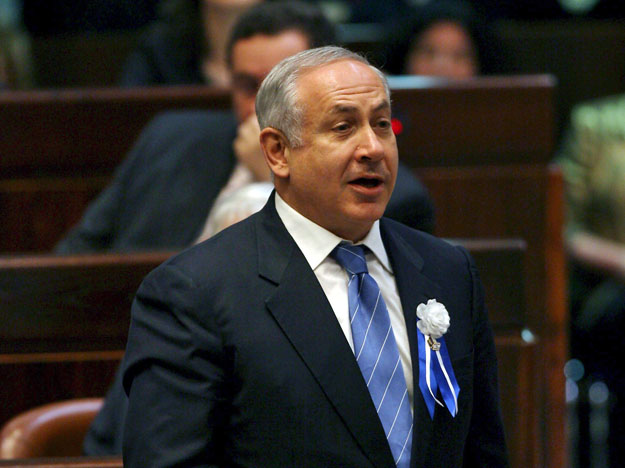 Benjamin Netanjahu kijelölt izraeli miniszterelnök, a jobboldali Likud párt elnöke áll az ülésteremben a február 10-i parlamenti választások eredményeként létrejött  izraeli parlament, a knesszet alakuló ülésén Jeruzsálemben 2009. február 24-én. 