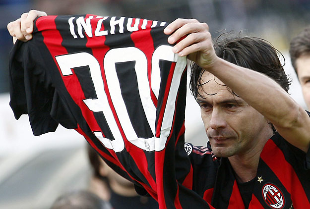 Filippo INZAGHI, az AC Milan támadója a külön az erre az alkalomra gyártott AC Milan-mezt tartja magasra, melyen a 300-as szám látható