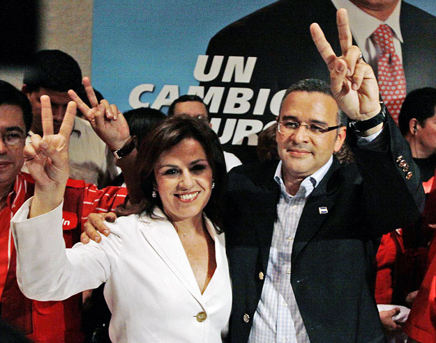 Mauricio Funes feleségével ünnepelt hívei körében