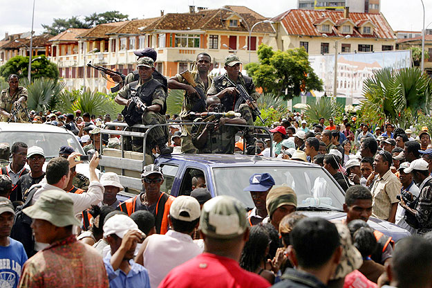 Madagaszkári katonák vonulnak Antananarivo utcáin 2009. március. 16-án 