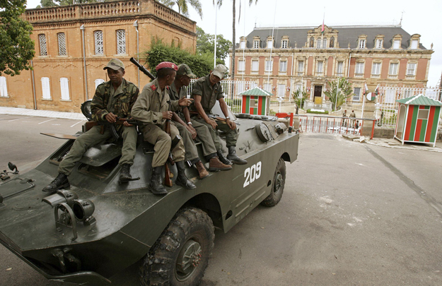 Katonák az elnöki palota előtt