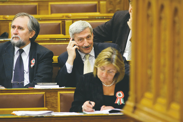 A szélső padban - Csáky András már a függetlenek helyén ült