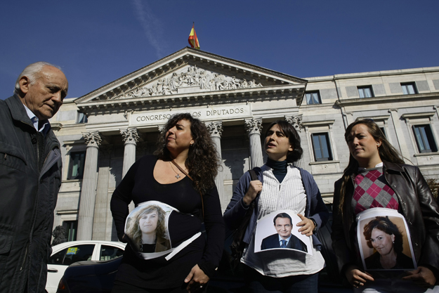 Abortuszellenes tüntetők a madridi parlament épülete előtt