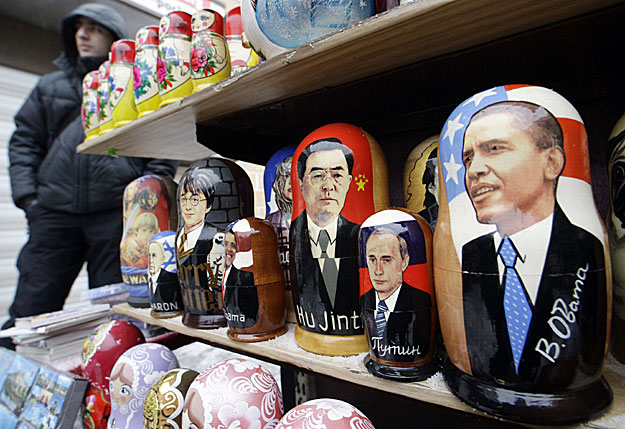 Obamát, Putyint és Hu Jintaót ábrázoló matrjoska-babák egy szentpétervári utcai árusnál