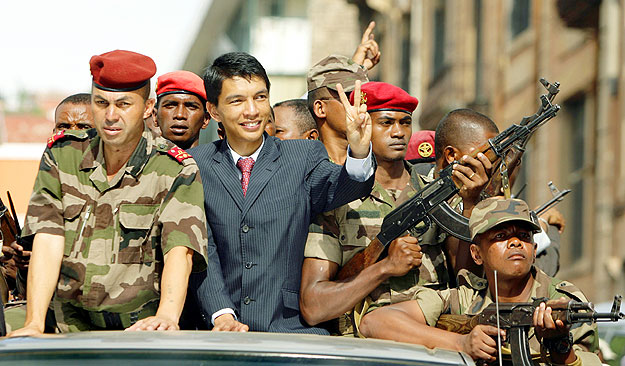 Andry Rajoelina hívei körében az elnöki palotába vonul