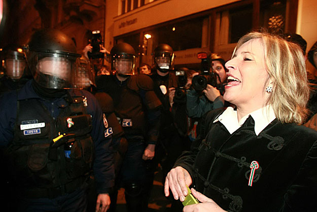 Morvai Krisztina tárgyal a rendőrökkel a Bazilikánál