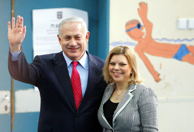 Benjamin Netanjahu Likud-elnök feleségével, Sarával a 2009-es választások idején. Korábban csapna bele újra