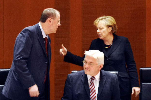 Peer Steinbrück pénzügyminiszter és Angela Merkel kancellár vitatkozik Frank-Walter Steinmeier volt alkancellár, külügyminiszter feje felett 2009-ben. A választók szerint van esélye a kereszténydemokrata kancellár ellen