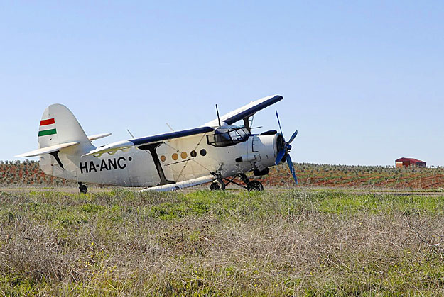 Magyar lajstromjelű (HA-ANC) kisrepülő vesztegel a spanyolországi Valdepenastól mintegy hét kilométerre, a Las Agrupadas birtokon 2009. március 17-én, miután a spanyol hatóságok a fedélzetén több mint ezer kilogramm hasissal feltartóztatták a légi já