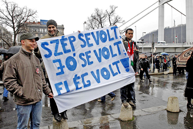 Résztvevők egy tiltakozó feliratot tartanak a belvárosi Március 15-e téren, a Petőfi-szobornál, ahol a Fővárosi Önkormányzat tartja ünnepségét, az 1848-49-es forradalom és szabadságharc 161. évfordulóján.

