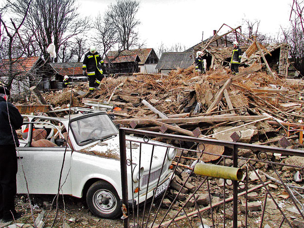 Nagycserkesz, 2009. március 18.Egy összedölt családi ház és megrongálódott autó a Nyíregyházával szomszédos település, Nagycserkesz Kossuth utcájában, ahol az épületben elõzõleg eddig ismeretlen okból robbanás történt. A tûzoltók a romok alól egy 40