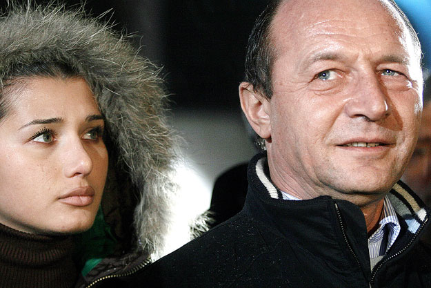 Elena édesapjával Traian Basescu román elnökkel 2005-ben