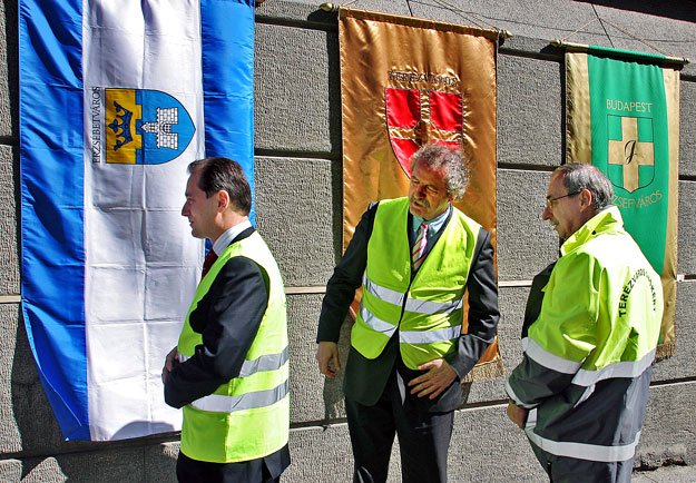 Zászlók és polgármesterek egy 2008. március 21-i rendezvényen - Hunvald György a VII., Csécsei Béla a VIII., és Verók István, a VI. kerület vezetője