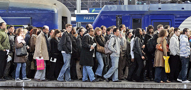 Ingázókkal teli a párizsi Saint Lazare vasútállomás 2009. március 19-én, amikor országos vasutassztrájk bénítja meg a közlekedést Franciaországban. A tüntetõk Nicolas Sarkozy francia elnöktõl hatékony válságkezelõ intézkedéseket követelnek