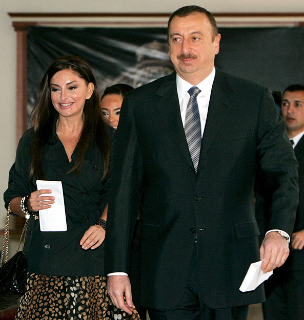 Aliyev és felesége a népszavazáson. Sokáig maradnak