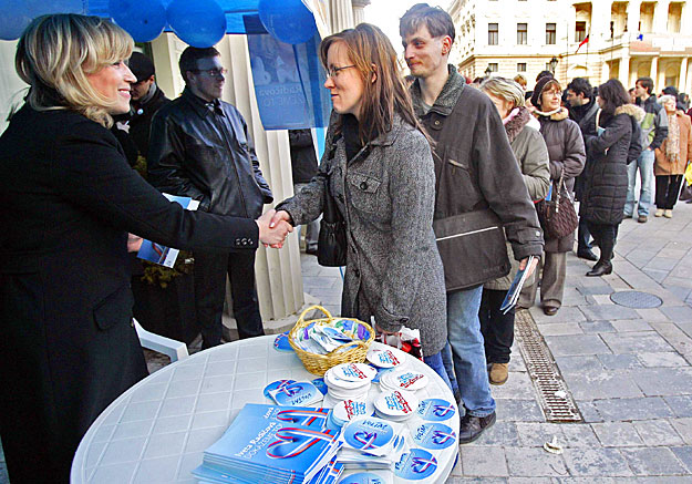 Iveta Radicova. Langyos kampány után meleg kézfogás a támogatóknak. 