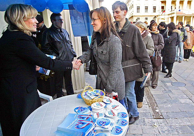 Iveta Radicová (balra) kampányol Pozsony belvárosában