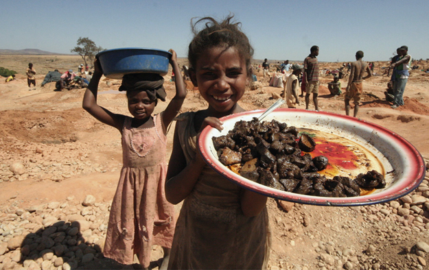 Kislányok ételt árulnak egy Bepeha melletti zafír bányánál 