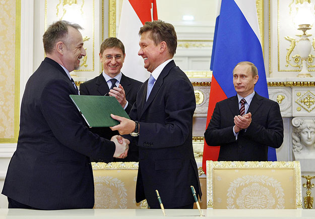 Kormányfői taps Hernádi Zsolt MOL-elnök és Alexei Miller Gazprom-igazgató kézfogásának