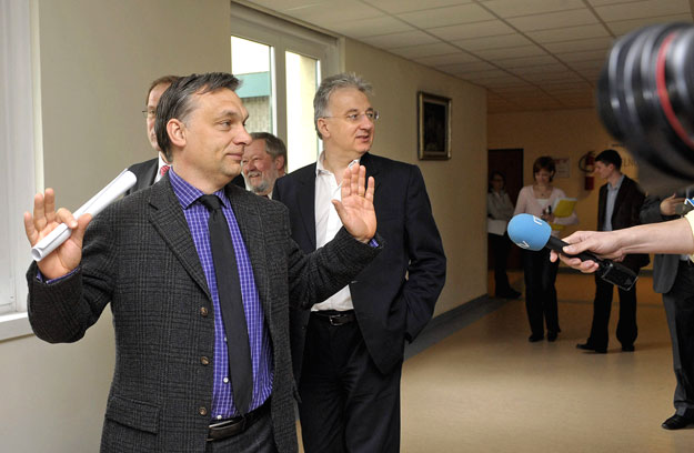 Orbán Viktor, a Fidesz elnöke és Semjén Zsolt, a Kereszténydemokrata Néppárt (KDNP) elnöke érkezik a párt frakcióülésére a Képviselői Irodaházban.  