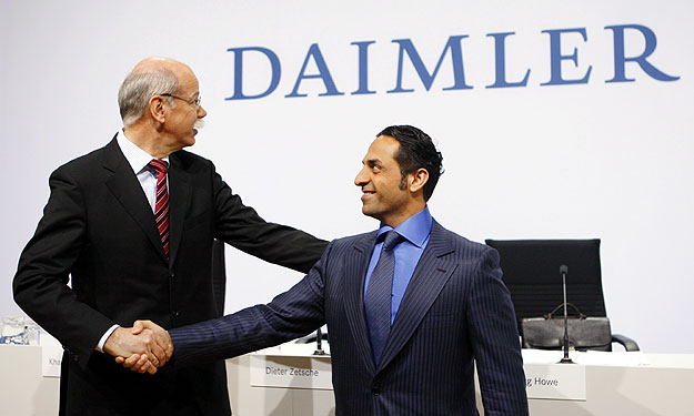 Dieter Zetsche, CEO of German car manufacturer Daimler AG (L) and Aarbar-Chairman Khadem Al-Qubaisi  pose before a news conference in Stuttgart March 23, 2009.