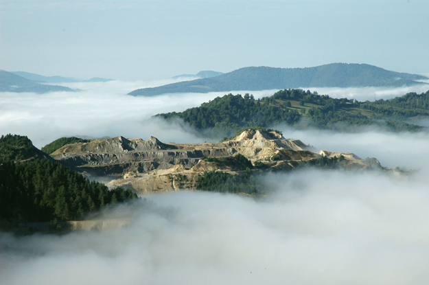 Reggeli köd a Verespatak mellett fekvő, használaton kívüli külszíni aranybánya felett