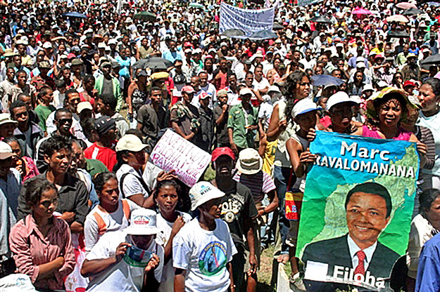Több ezer ember tüntetett Madagaszkár  fővárosában az új államfő, Andry Rajoelina
ellen, 2009. március 24-én