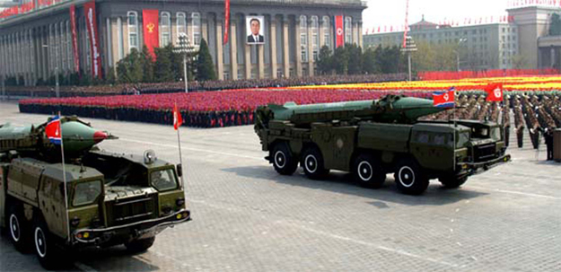 Észak-koreai rakéta egy phenjani felvonuláson