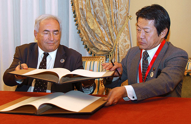 Dominique Strauss-Kahn, az IMF vezérigazgatója és Shoichi Nakagawa japán pénzügyminiszter a megállapodás aláírása után