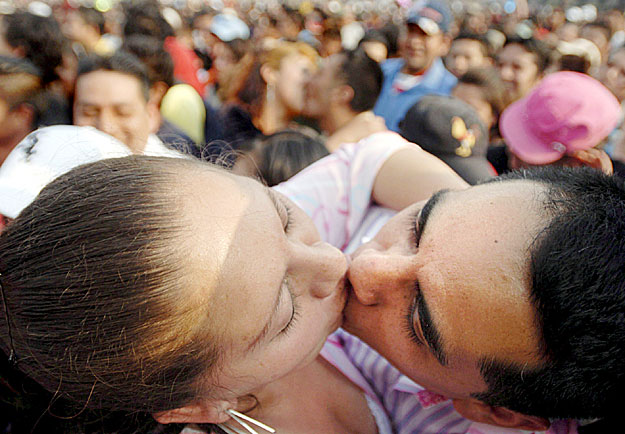 A csókolózás világcsúcsát állítják fel párok Valentin nap alkalmából a mexikóvárosi Zocalo téren