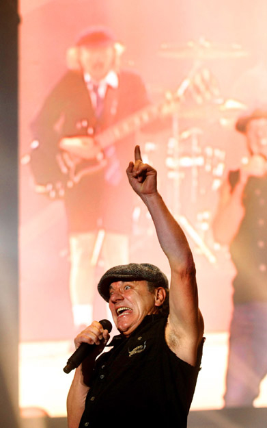 Brian Johnson énekelt, mint mindig