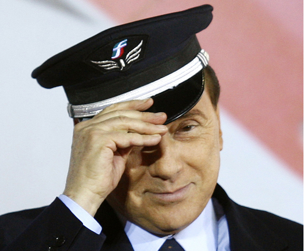 Berlusconi vasutas egyenruhában