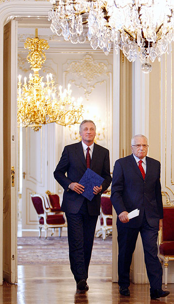 Mirek Topolanek és Václav Klaus érkezőben sajtótájékoztatójukra