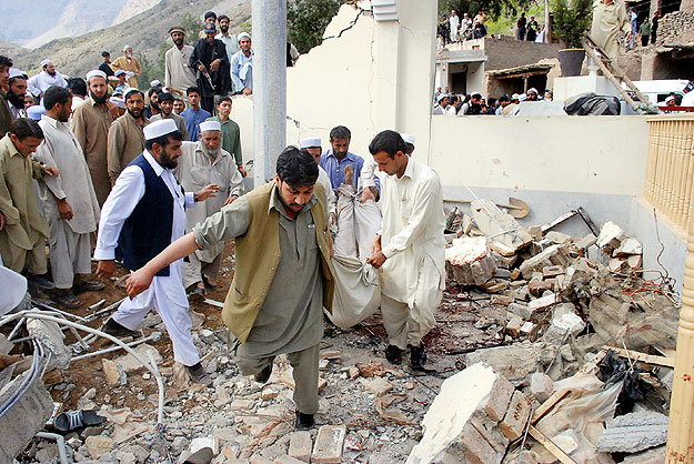 Áldozatot emelnek ki egy pakisztáni mecset romjai közül 2009. március 27-én 