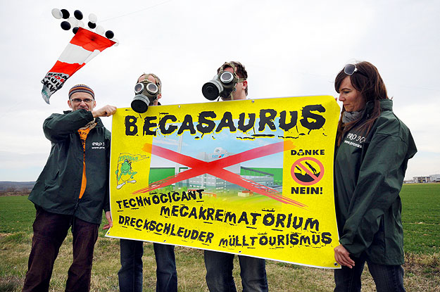 Magyar és osztrák Greenpeace aktivisták tiltakoznak az ausztriai Heiligenkreuz (Rábakeresztúr) ipari parkjában a két ország határára tervezett hulladékégető építése ellen 2009. március 27-én. 