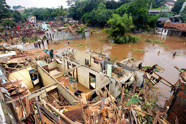 Átszakadt egy víztározó védőgátja Jakarta mellett 2009. március 27-én. Legkevesebb ötvenen a vízbe fulladtak.