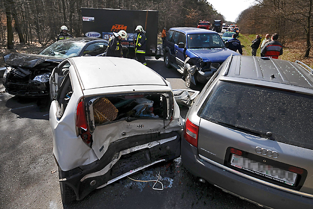 Összeütközött négy személygépkocsi a 8-as főúton Szemenye és Hosszúpereszteg között