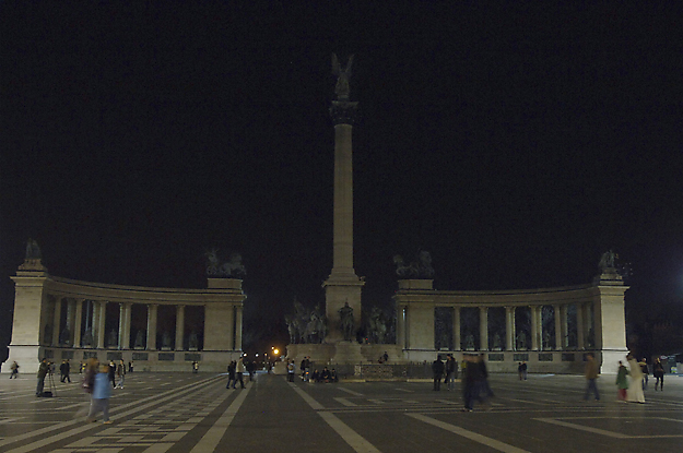 Sötétben a budapesti Hősök tere szoborcsoportja