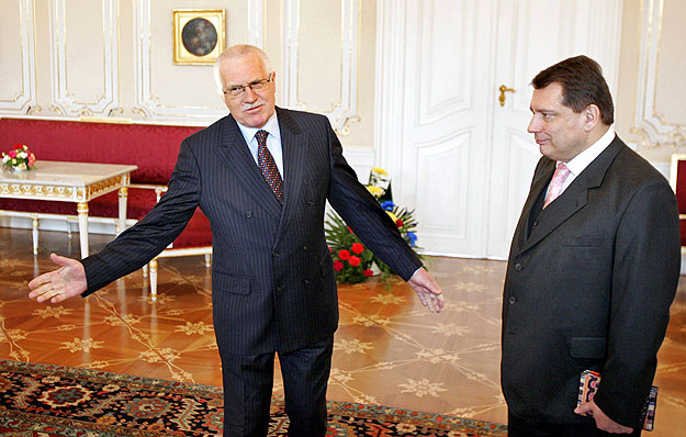 Czech Republic's President Vaclav Klaus (L) welcomes opposition Social Democrat leader Jiri Paroubek at Prague Castle in Prague March 27, 2009.    