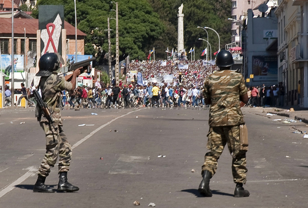 A megbuktatott magadaszkári elnök híveit próbálják visszatartani a rendőrök az ország fővárosában